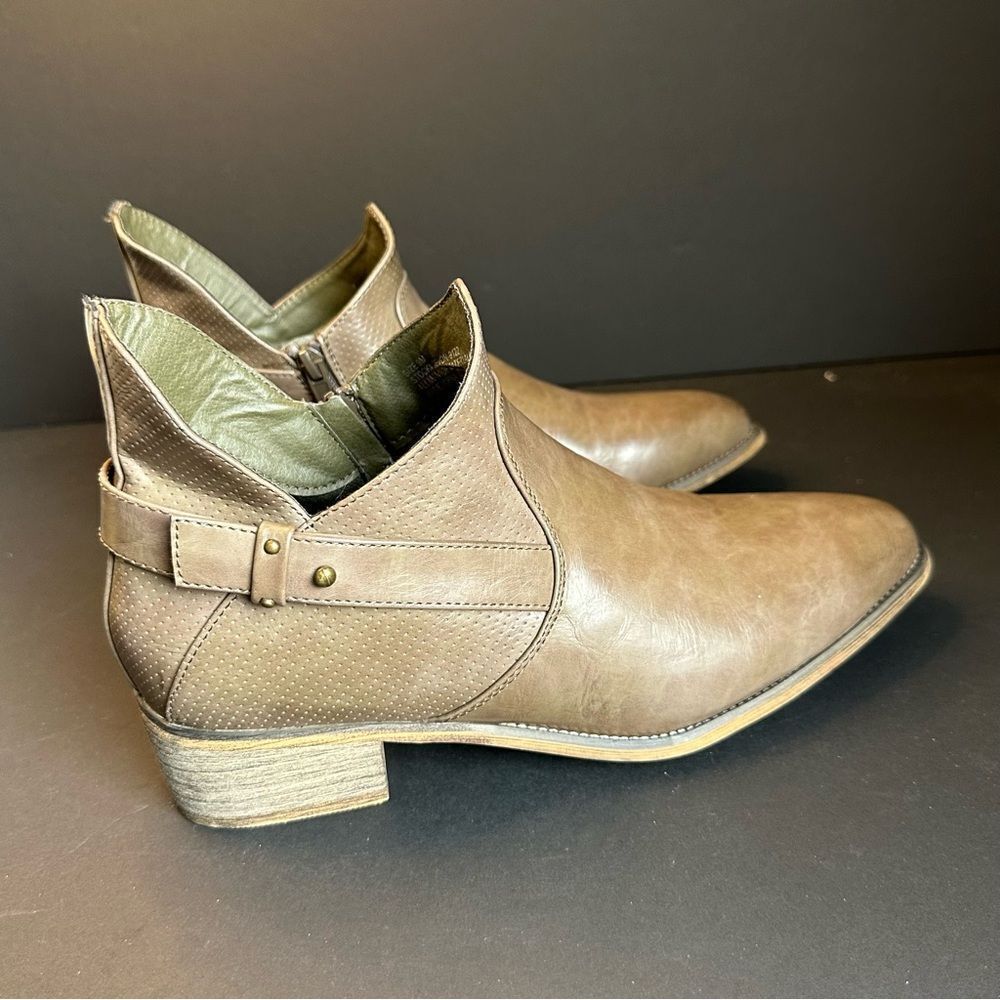 93 Vintage‎ Taupe Vegan Leather Booties Size 9